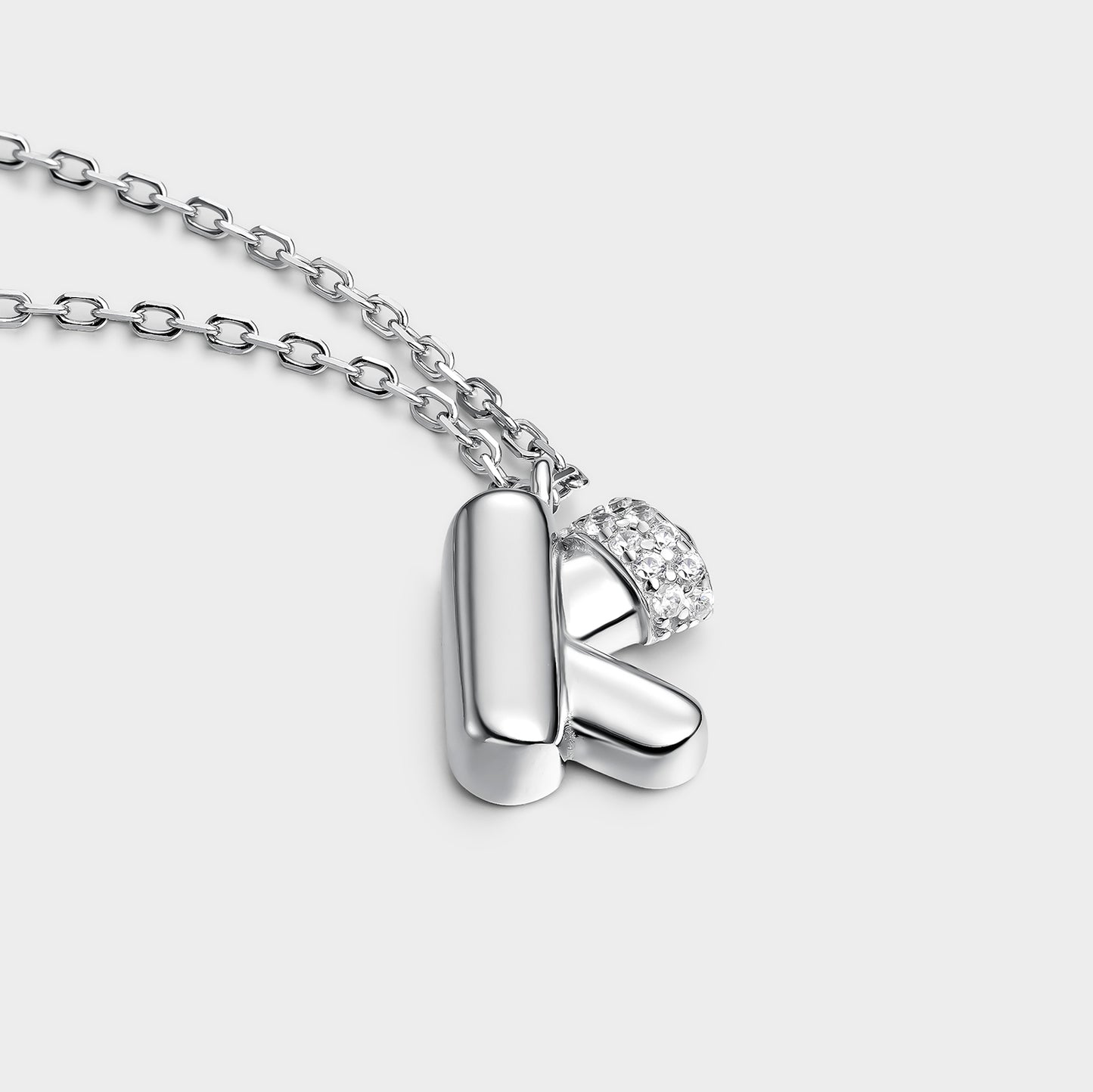 Collar con inicial "K" con volumen, plata y linea de circonitas