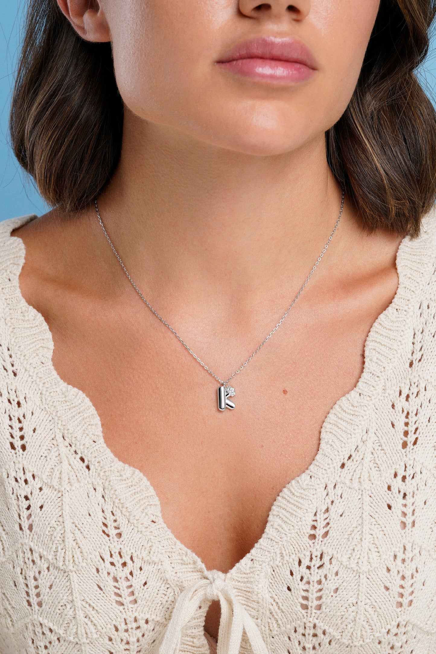 Collar con inicial "K" con volumen, plata y linea de circonitas