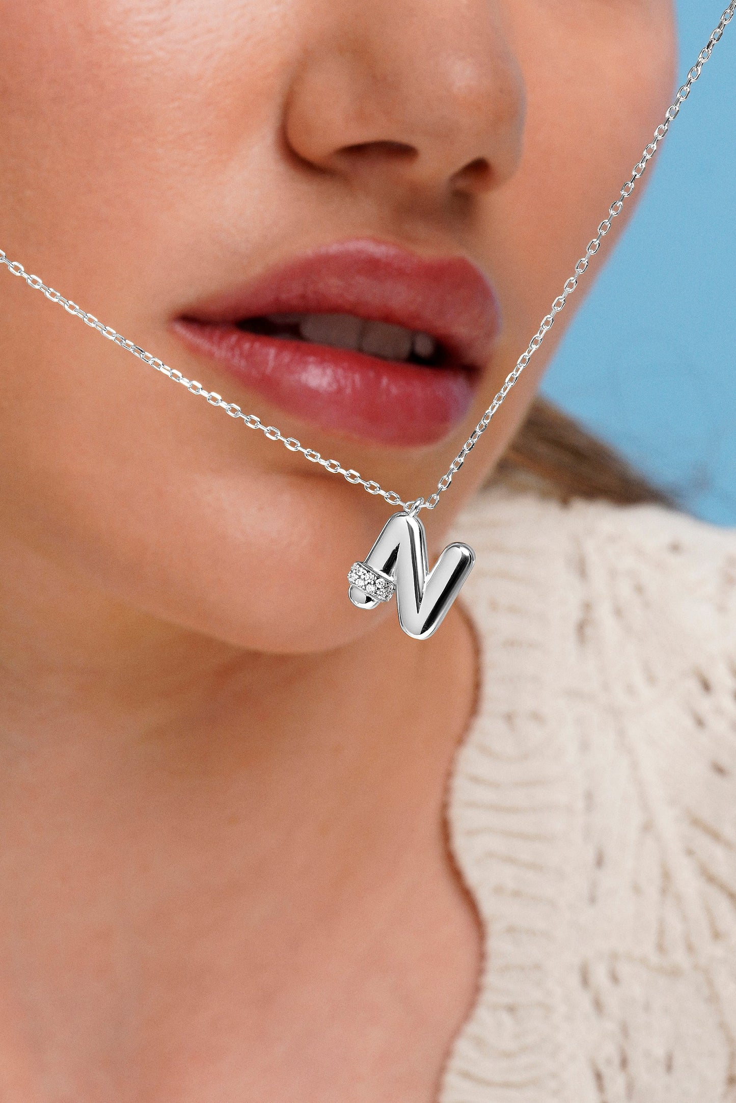 Collar con inicial "N" con volumen, plata y linea de circonitas