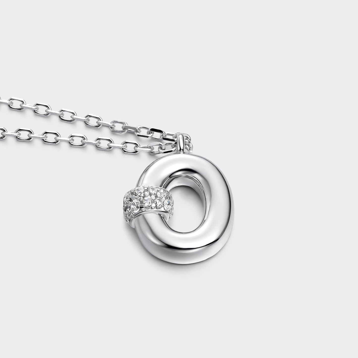 Collar con inicial "O" con volumen, plata y linea de circonitas