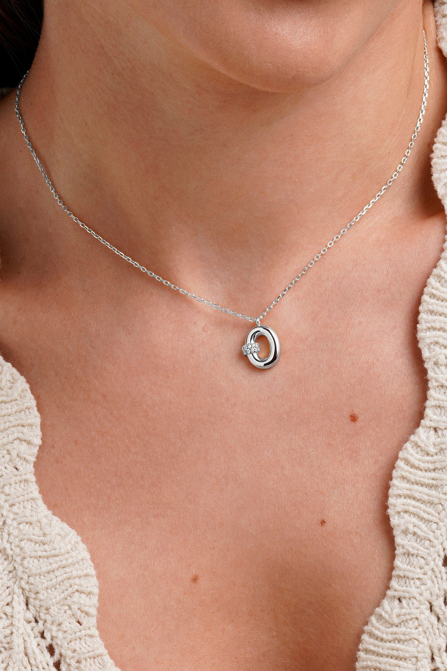 Collar con inicial "O" con volumen, plata y linea de circonitas