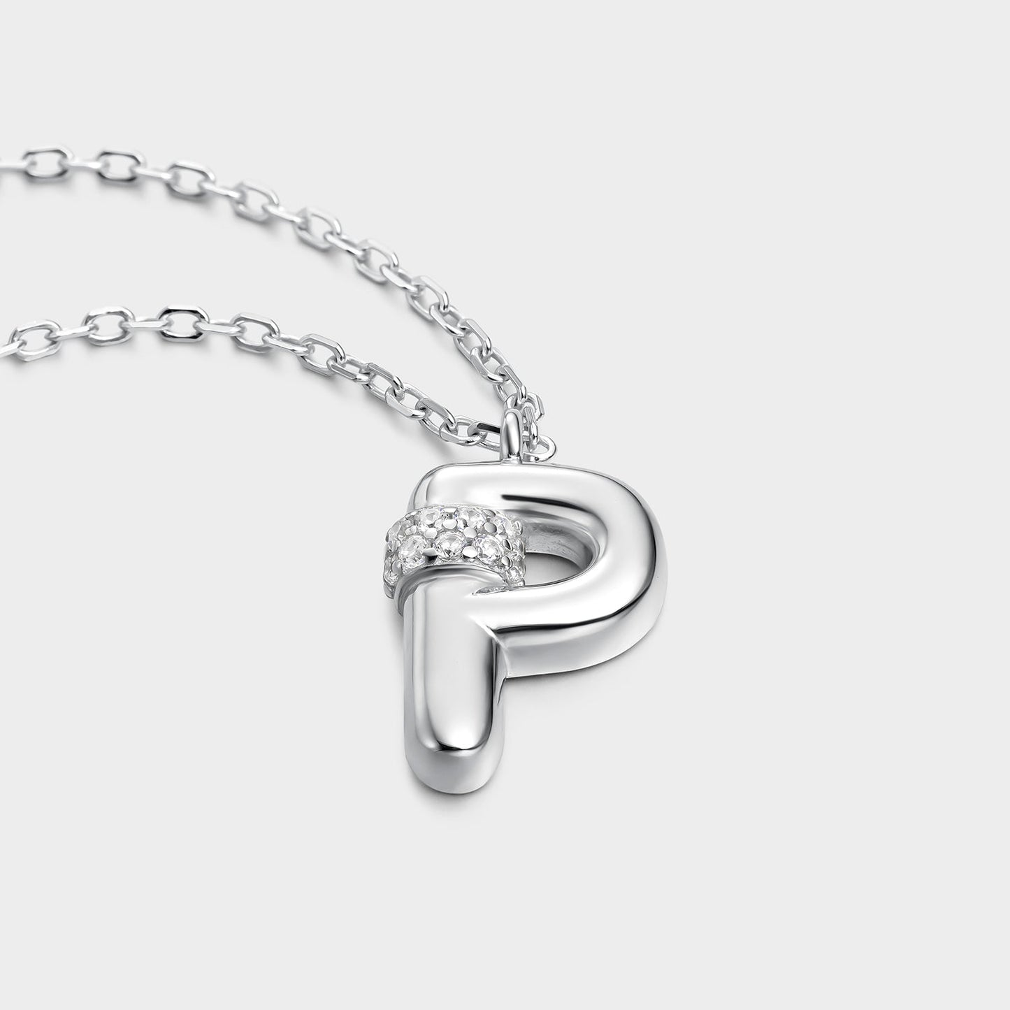 Collar con inicial "P" con volumen, plata y linea de circonitas