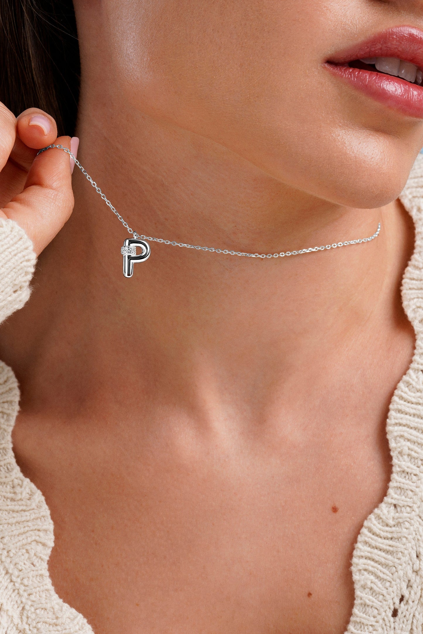 Collar con inicial "P" con volumen, plata y linea de circonitas