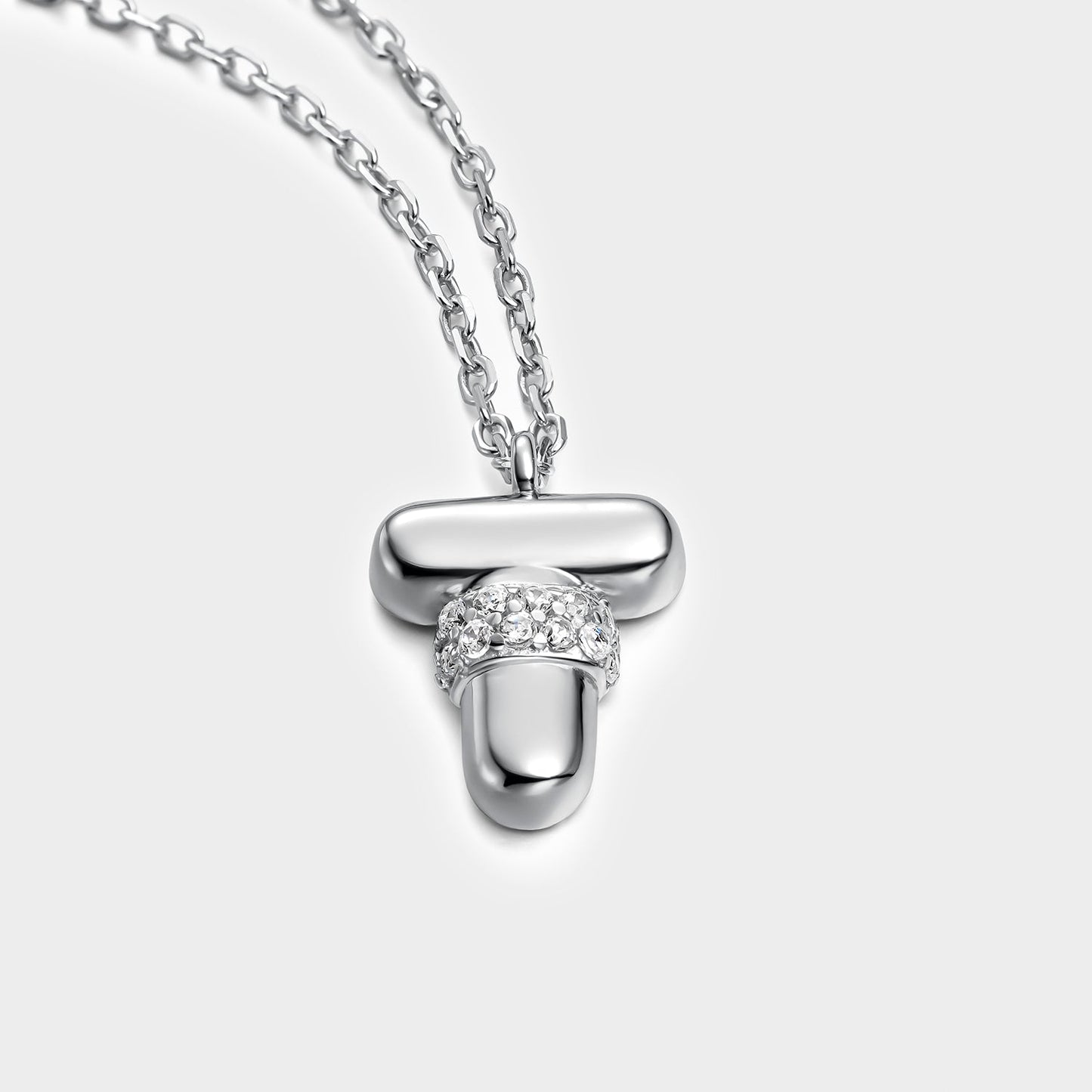 Collar con inicial "T" con volumen, plata y linea de circonitas