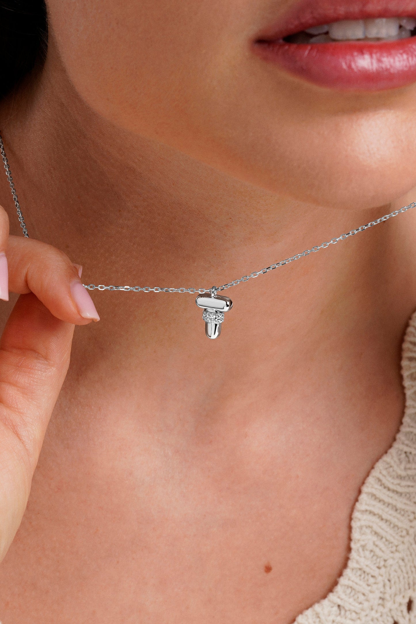 Collar con inicial "T" con volumen, plata y linea de circonitas