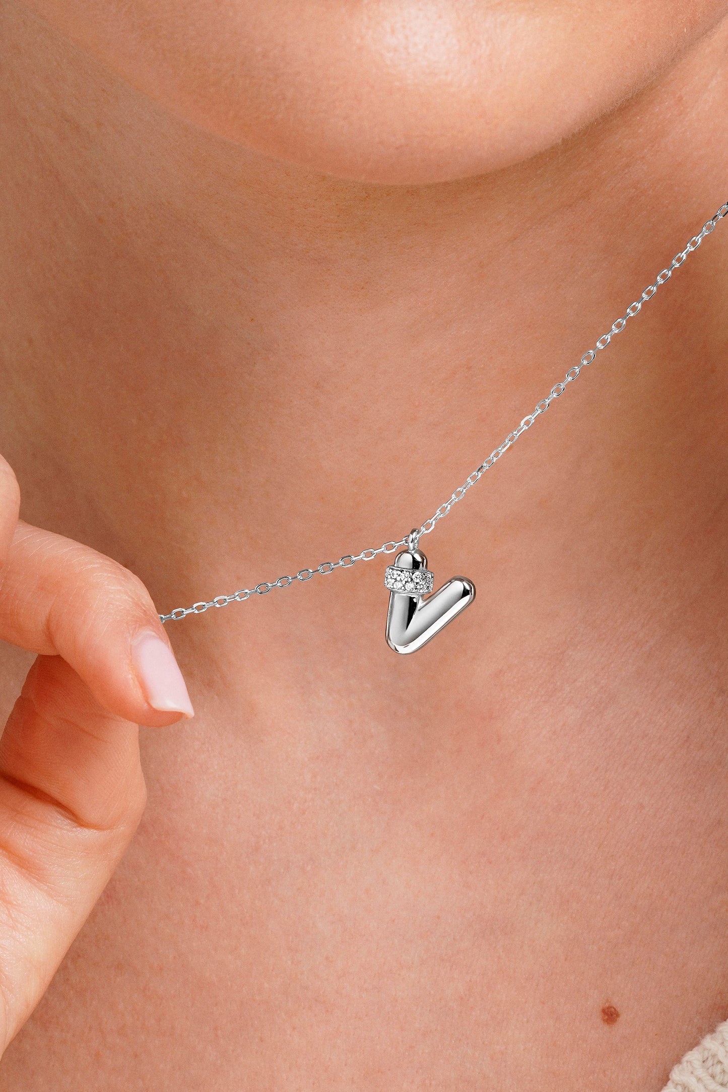 Collar con inicial "V" con volumen, plata y linea de circonitas