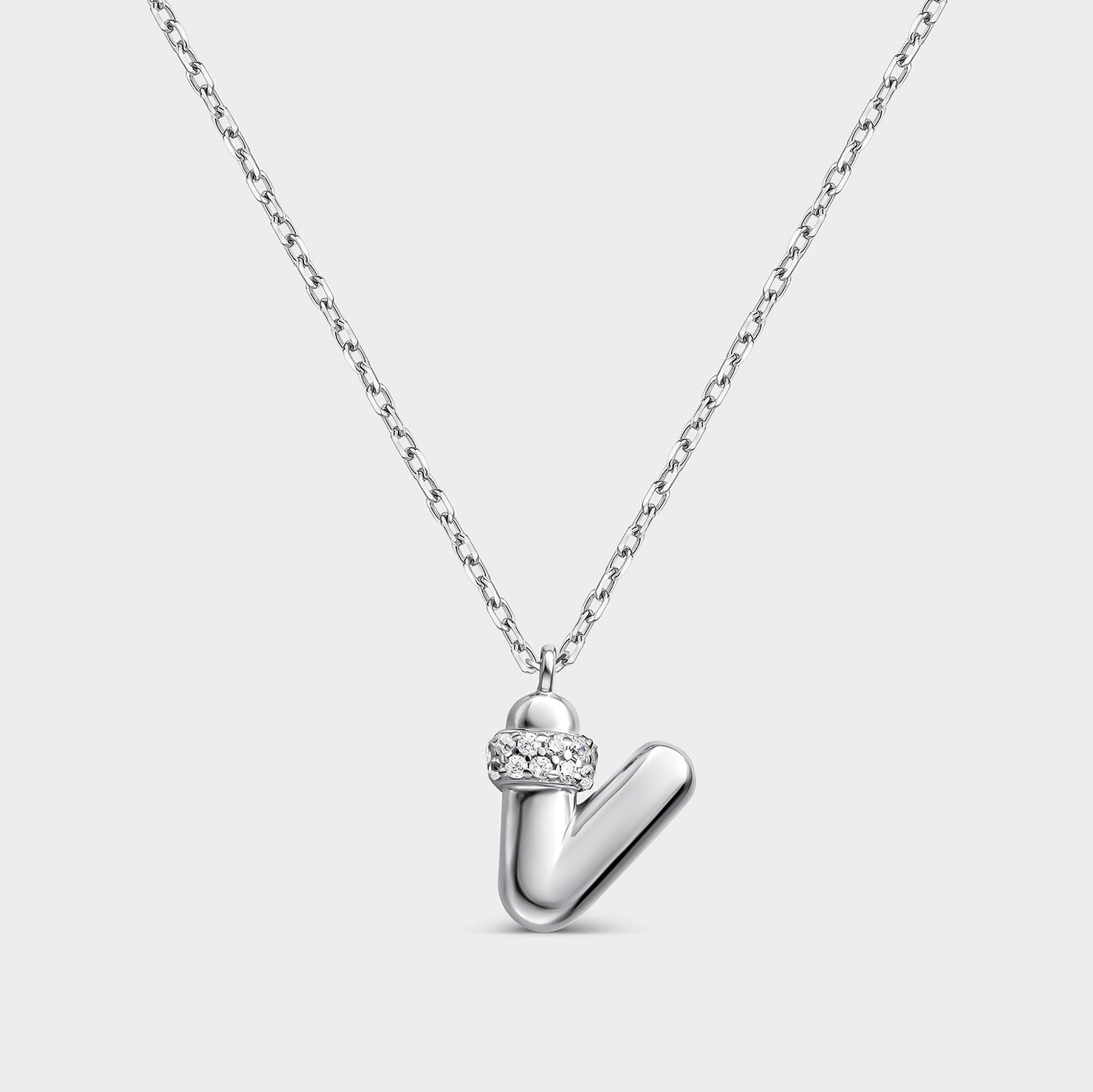 Collar con inicial "V" con volumen, plata y linea de circonitas