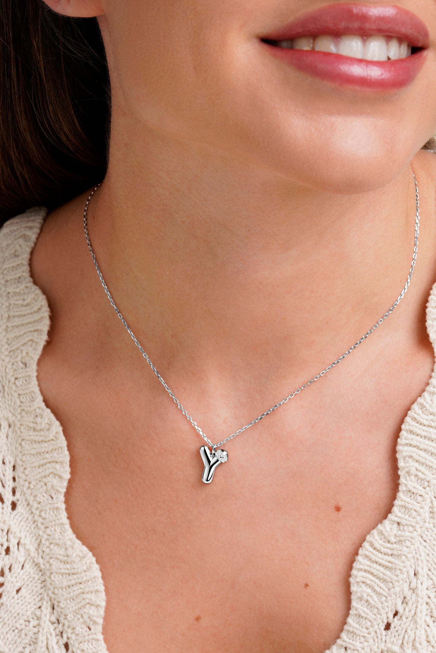 Collar con inicial "Y" con volumen, plata y linea de circonitas