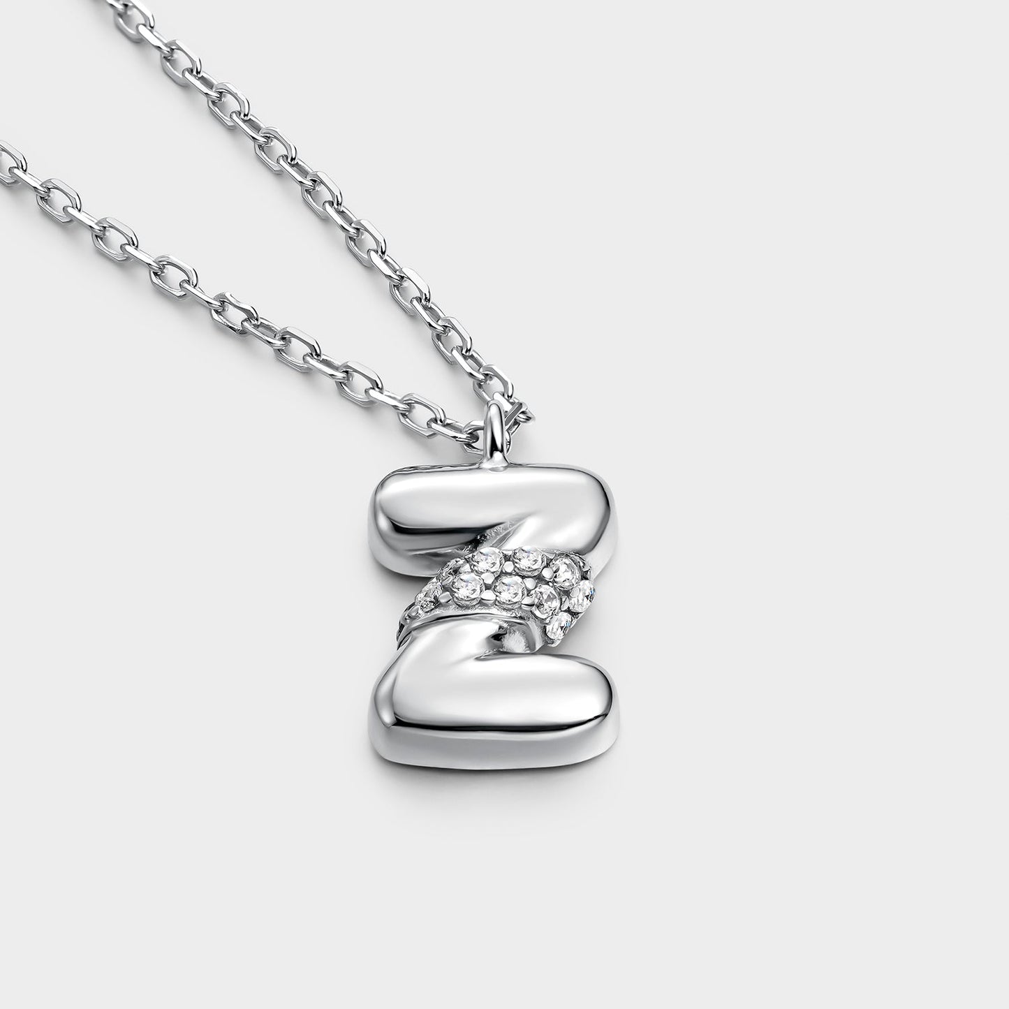 Collar con inicial "Z" con volumen, plata y linea de circonitas