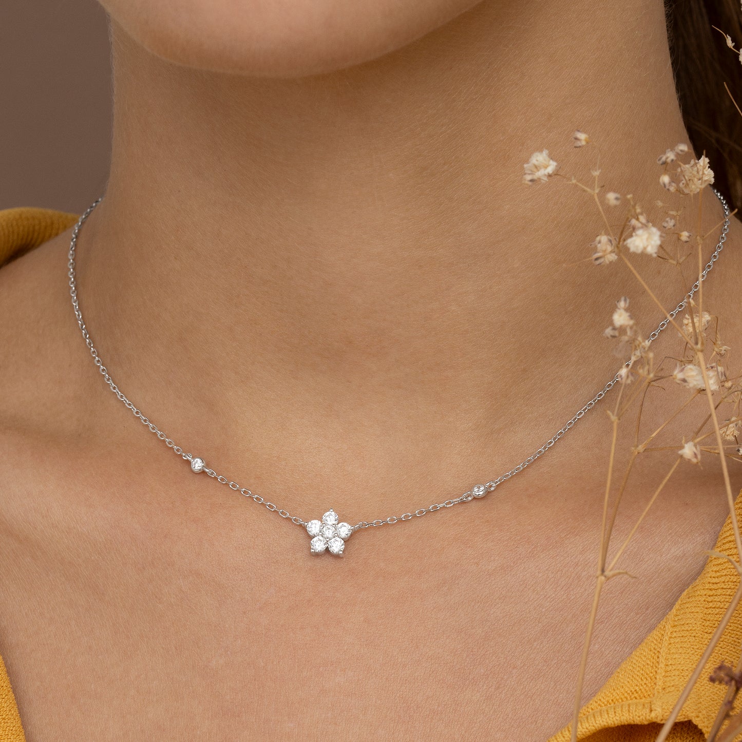 Collar de plata y circonitas colgante de flor