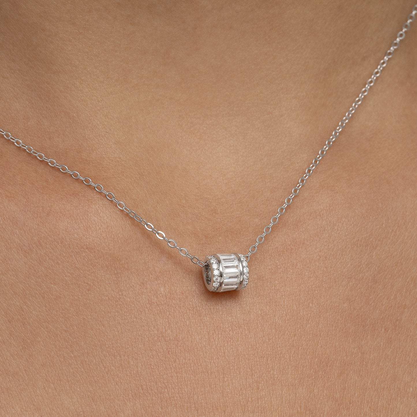 Collar de plata barril con circonitas pavé