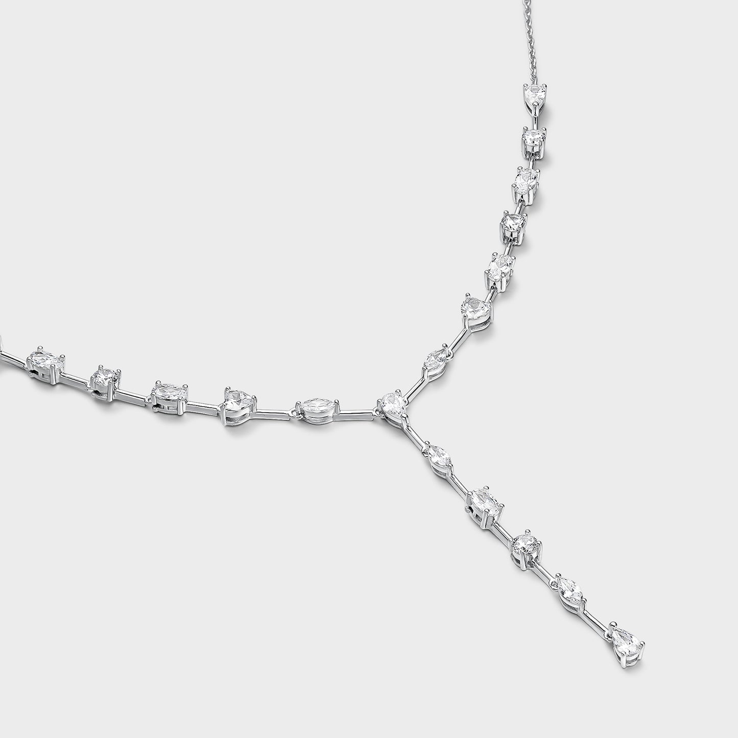 Collar de plata y circonitas tipo corbata