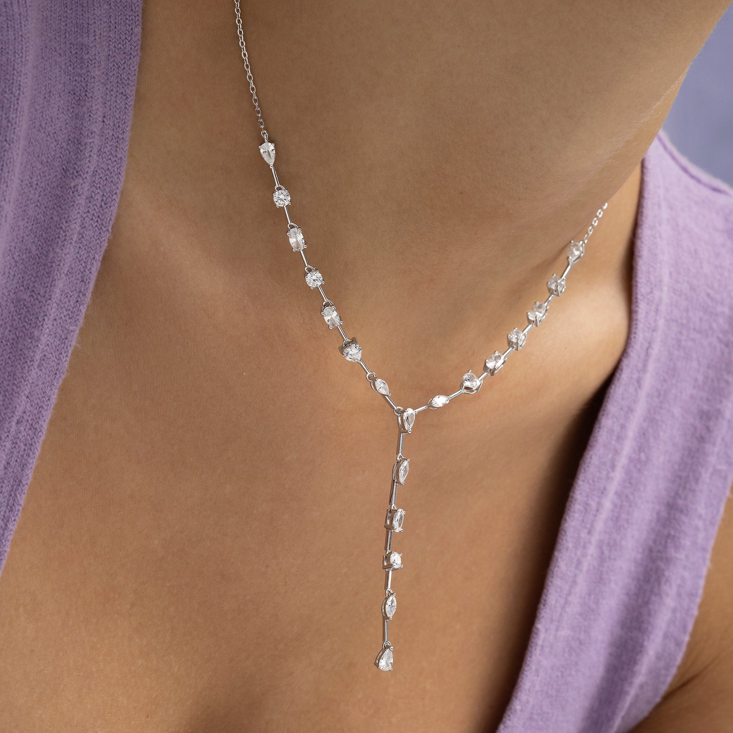 Collar de plata y circonitas tipo corbata