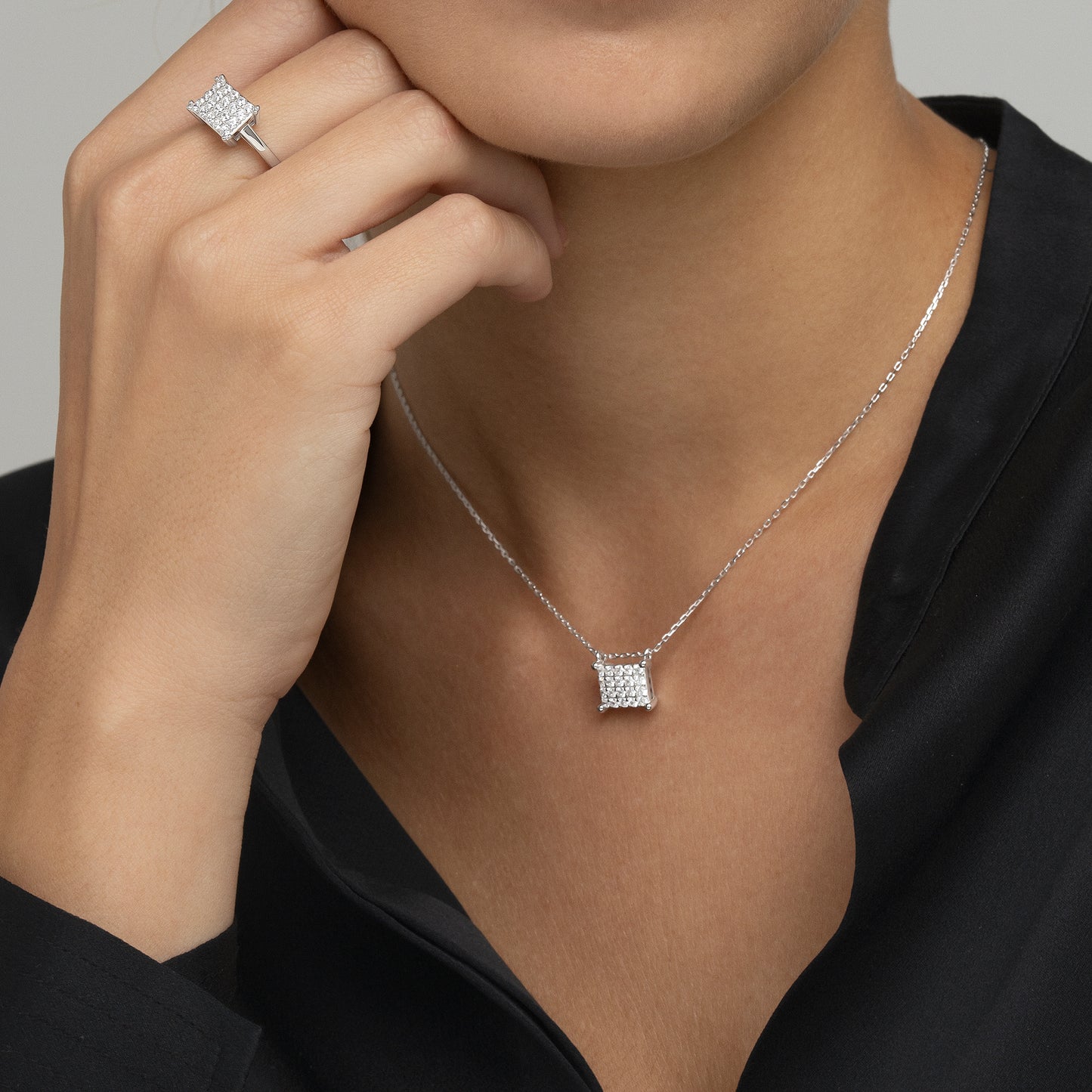 Anillo de plata pavé de circonitas motivo cuadrado