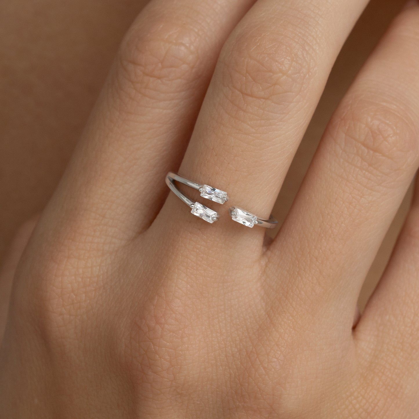 Anillo de plata abierto triple circonita