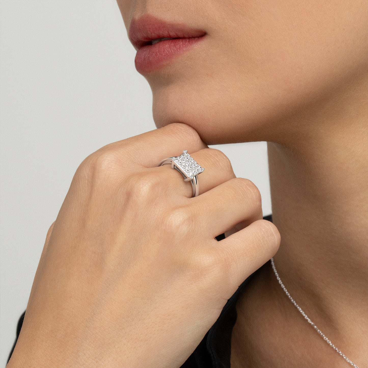 Anillo de plata pavé de circonitas motivo cuadrado