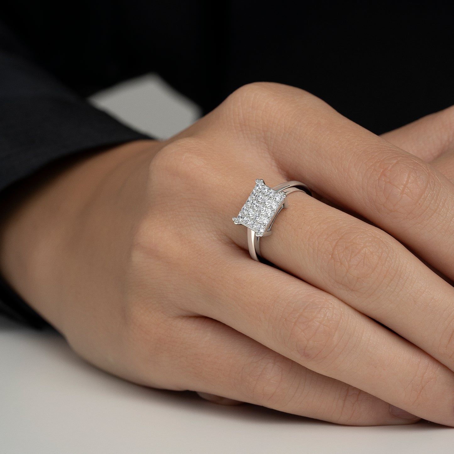 Anillo de plata pavé de circonitas motivo cuadrado