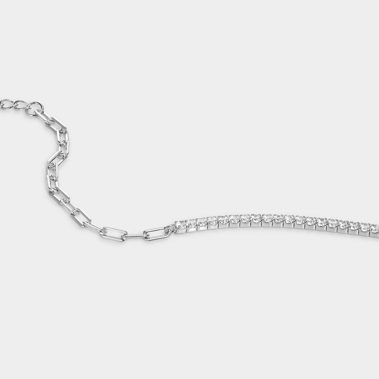 Silberarmband, das rechteckige und runde Glieder mit weißen Zirkonen und einem Hakenverschluss kombiniert.