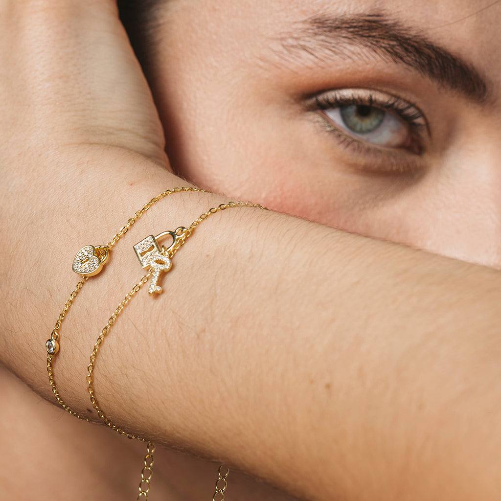 Pulsera de plata bañada en oro y circonitas con candado en forma de corazón
