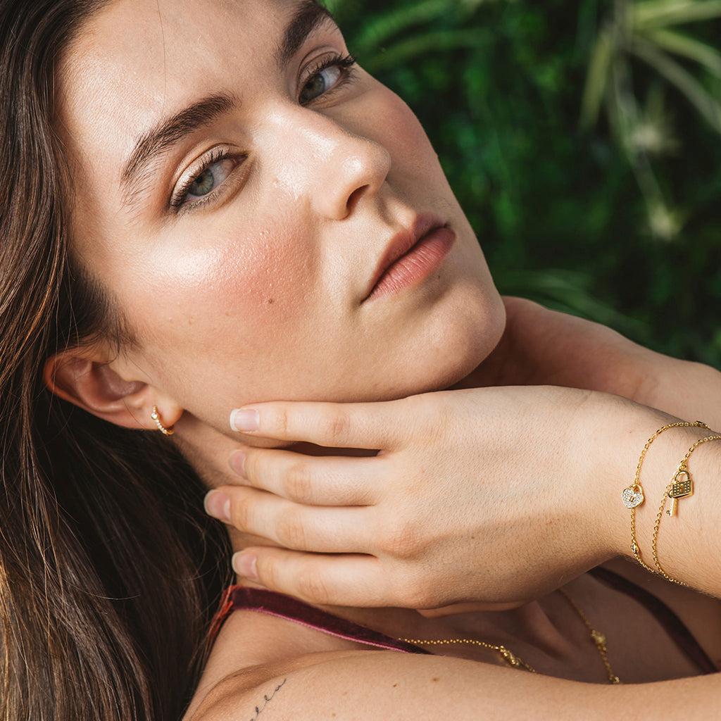 Pulsera de plata bañada en oro y circonitas con candado en forma de corazón