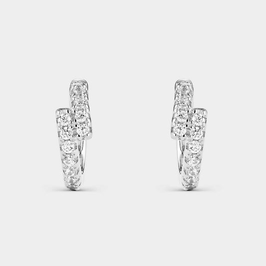 Pendientes criollas de plata con dos carriles de circonitas blancas en zigzag.