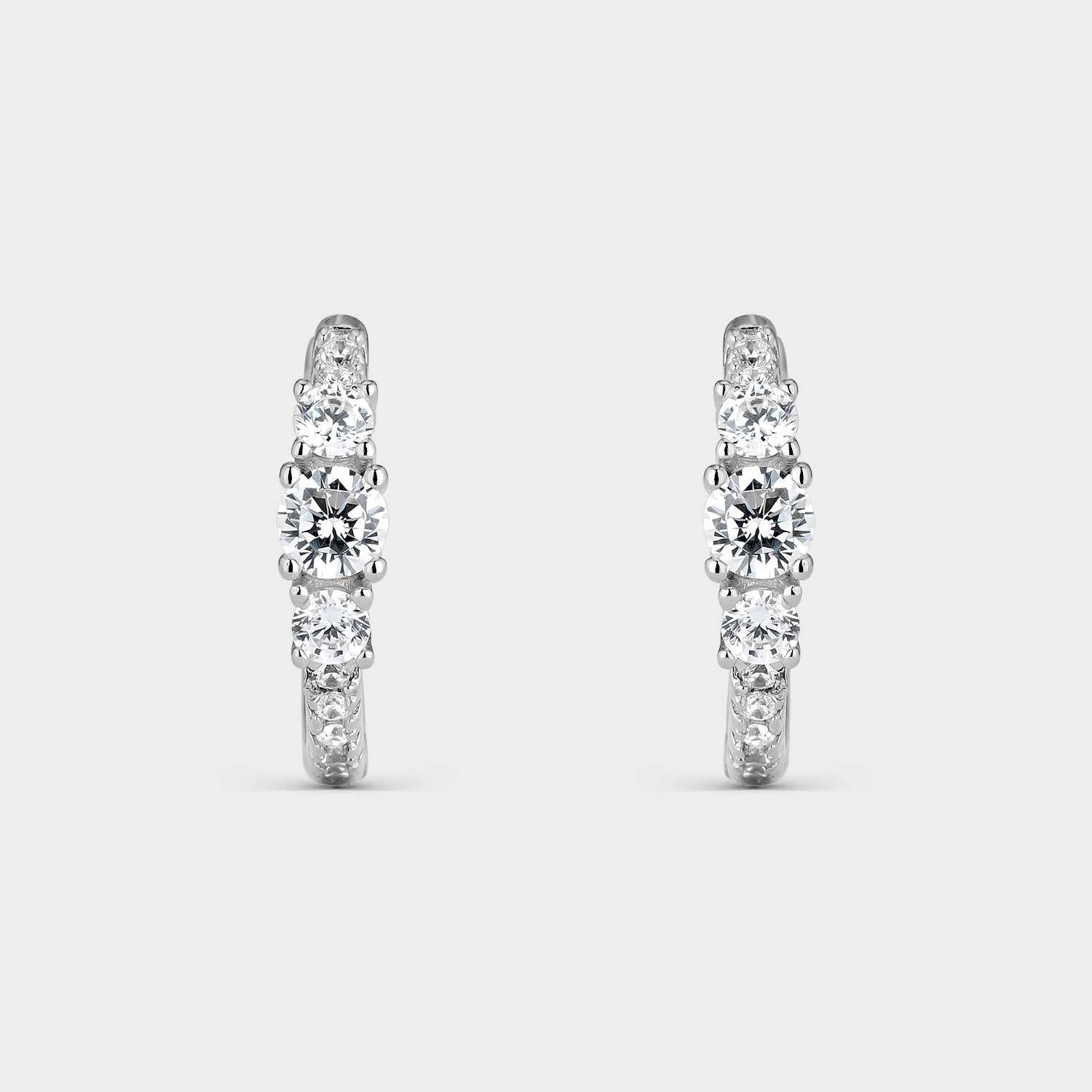 Pendientes criollas de plata con circonitas blancas de distintos tamaños