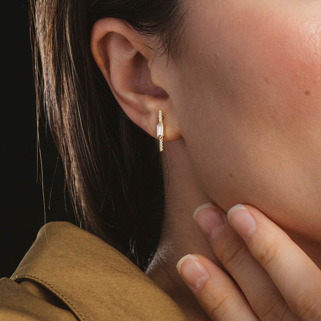 Pendientes de plata y circonitas en fila
