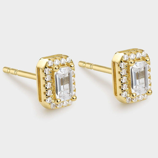 Pendientes de plata bañada en oro amarillo con circonita rectangular engastada en 4 garras  rodeada de circonitas pequeñas todas ellas blancas