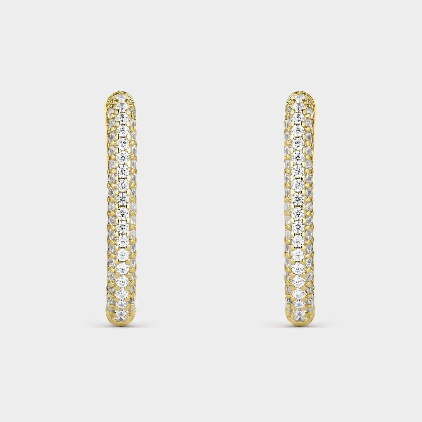 Pendientes criollas de plata bañada en oro amarillo con forma oval con  circonitas blancas en la mitad de su elipse.