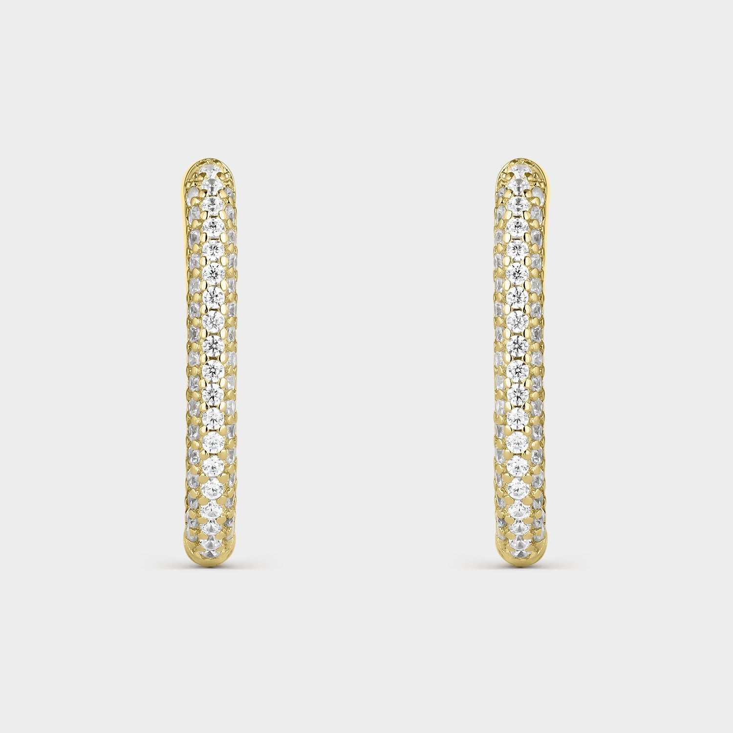 Pendientes criollas de plata bañada en oro amarillo con forma oval con  circonitas blancas en la mitad de su elipse.