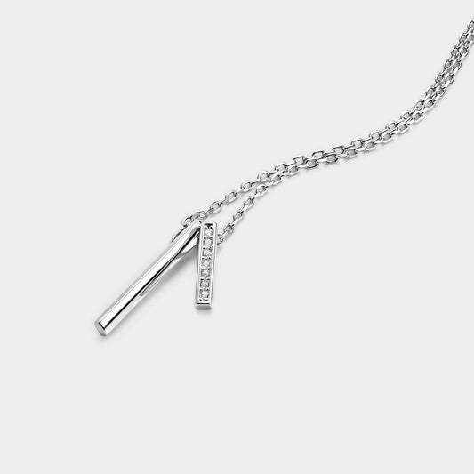 Silberne Halskette mit länglichen Motiven und Zirkonen