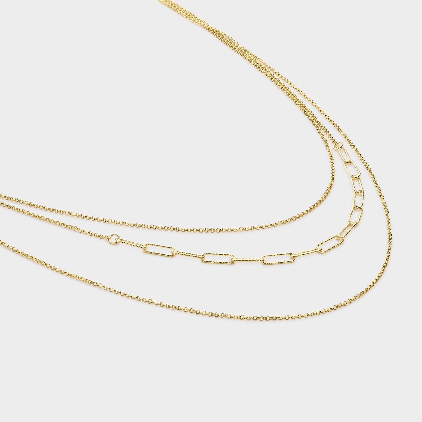 Collar triple texturizado de plata bañada en oro.