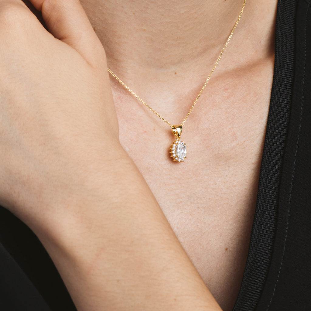 Conjunto en flor de collar y pendientes en plata bañada en oro con circonitas blancas