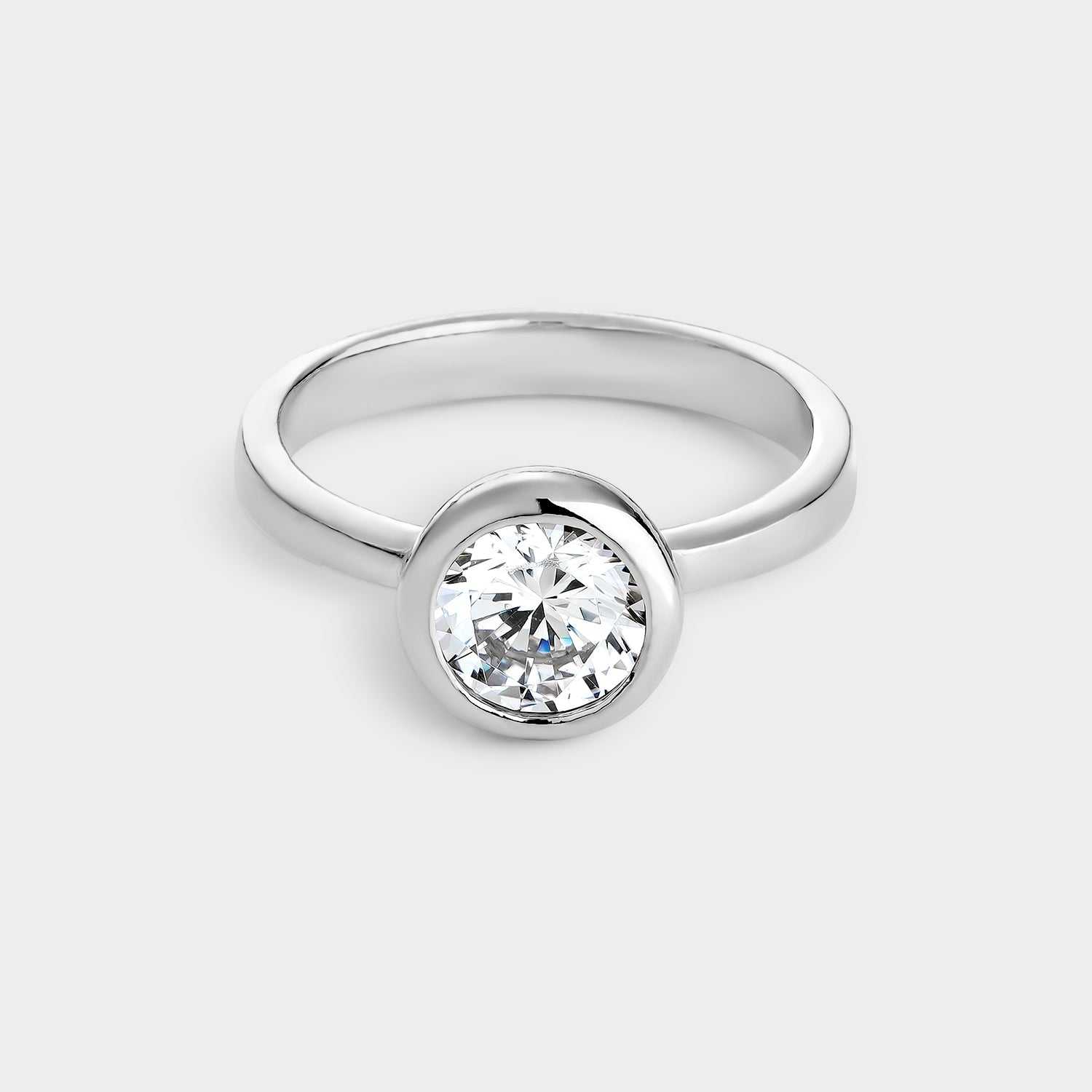 Anillo solitario de plata con circonita de 7 mm engastada en bisel