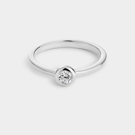 Anillo solitario de plata con circonita de 3,8 mm engastada en bisel