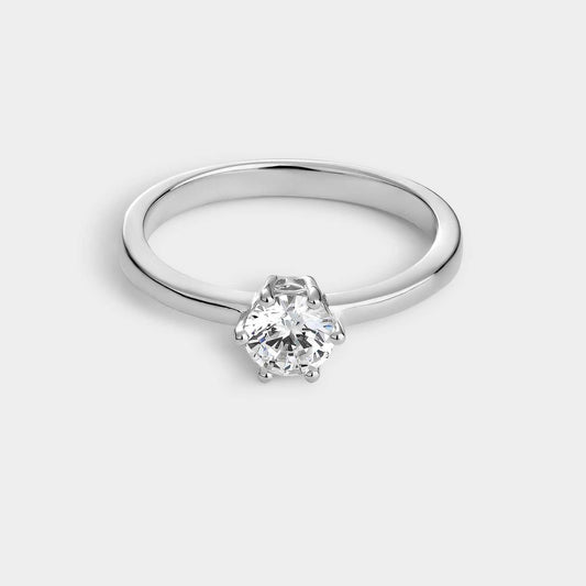 Anillo solitario de plata con circonita de 5,25 mm montada sobre