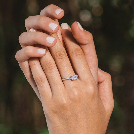 Anillo de plata con circonita blanca rectangular