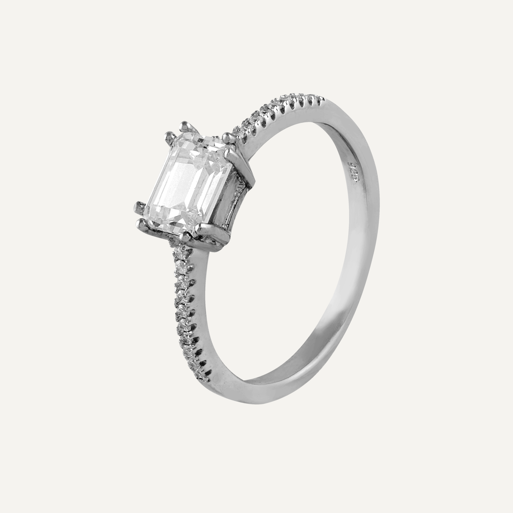 Anillo de plata con circonita blanca rectangular