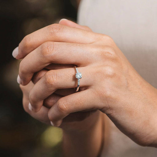 Anillo de plata con circonita blanca cuadrada