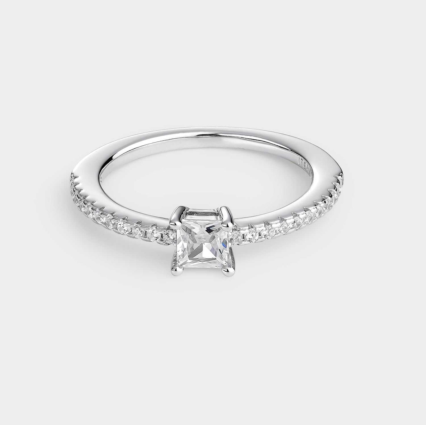 Anillo solitario pavé de plata con circonitas