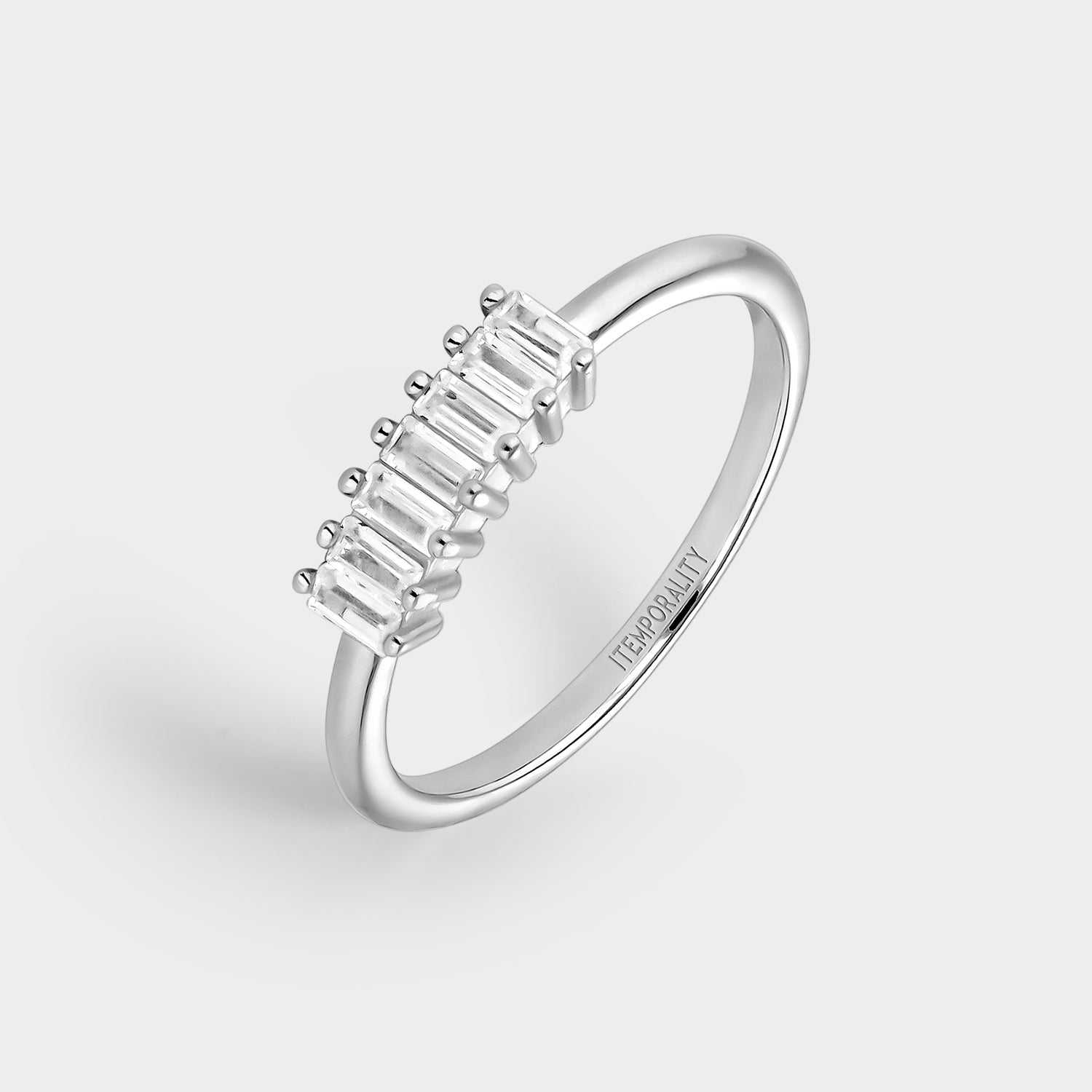 Anillo  de plata con circonitas rectangulares blancas.