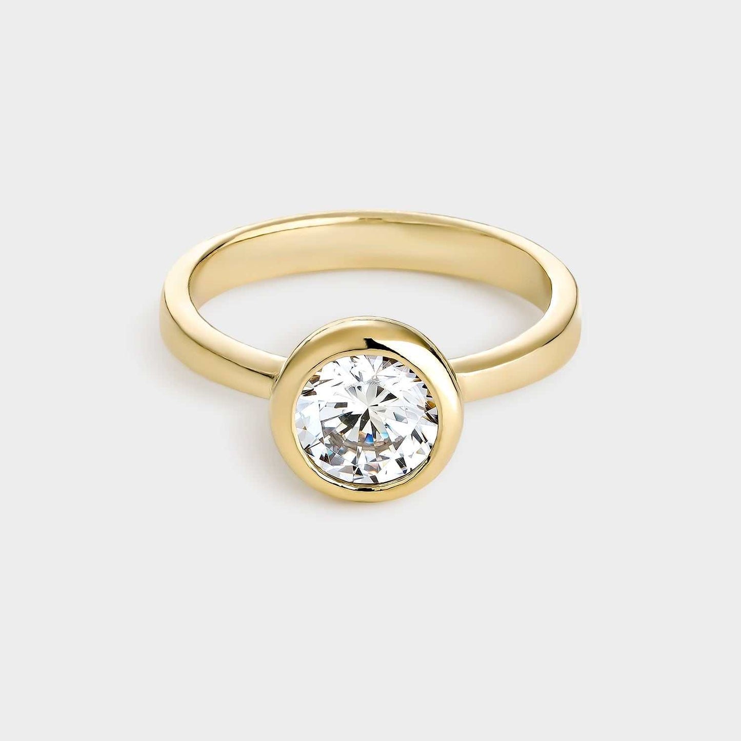 Anillo solitario de plata chapado en oro amarillo con circonita de 7 mm engastada en bisel