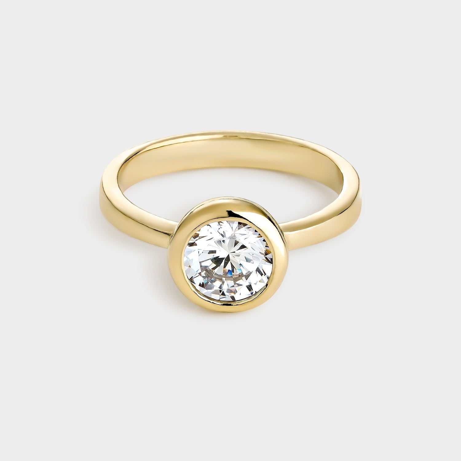 Anillo solitario de plata chapado en oro amarillo con circonita de 7 mm engastada en bisel