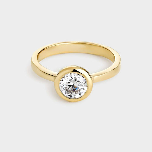 Anillo solitario de plata chapado en oro amarillo con circonita de 6,5 mm engastada en bisel