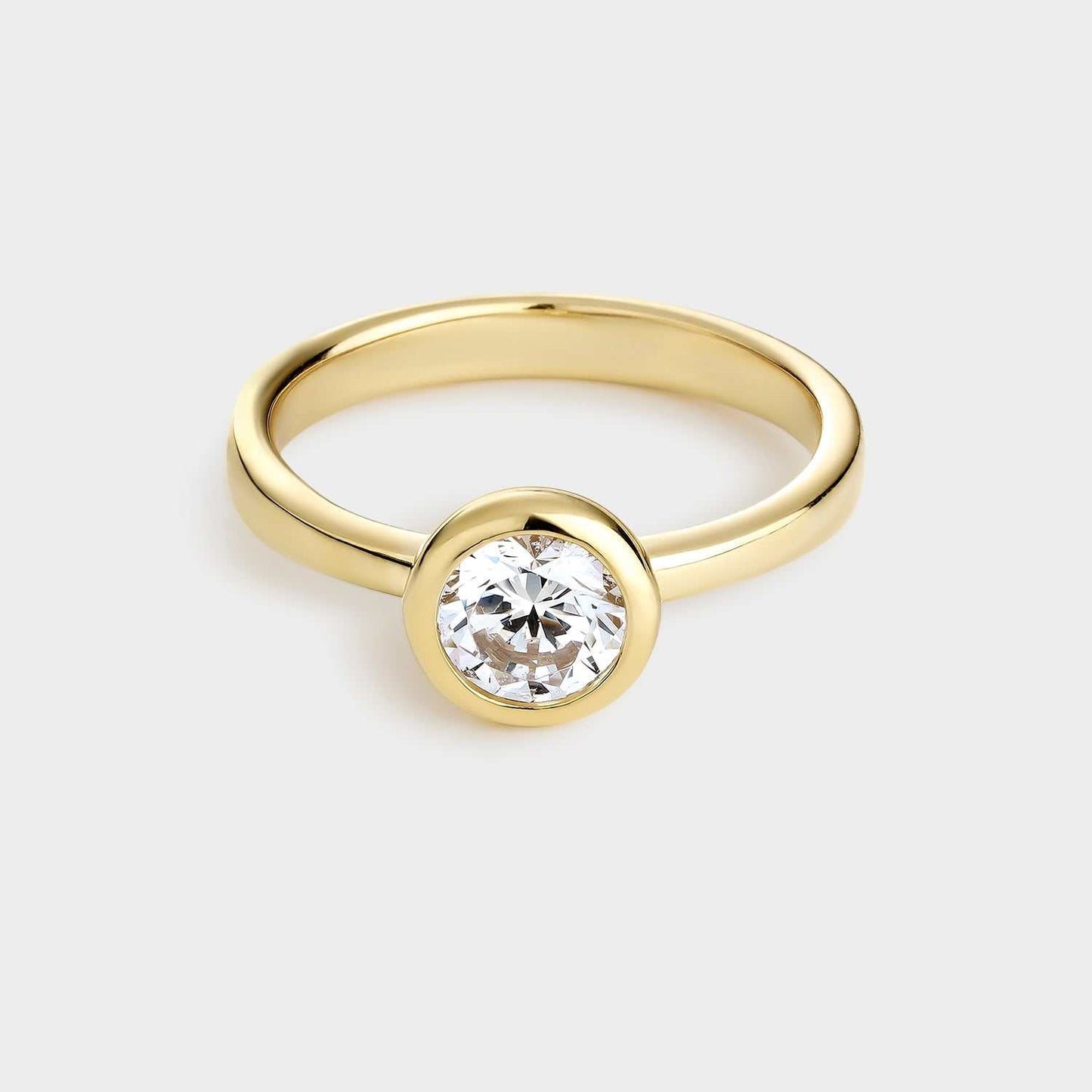 Anillo solitario de plata chapado en oro amarillo con circonita de 6 mm engastada en bisel