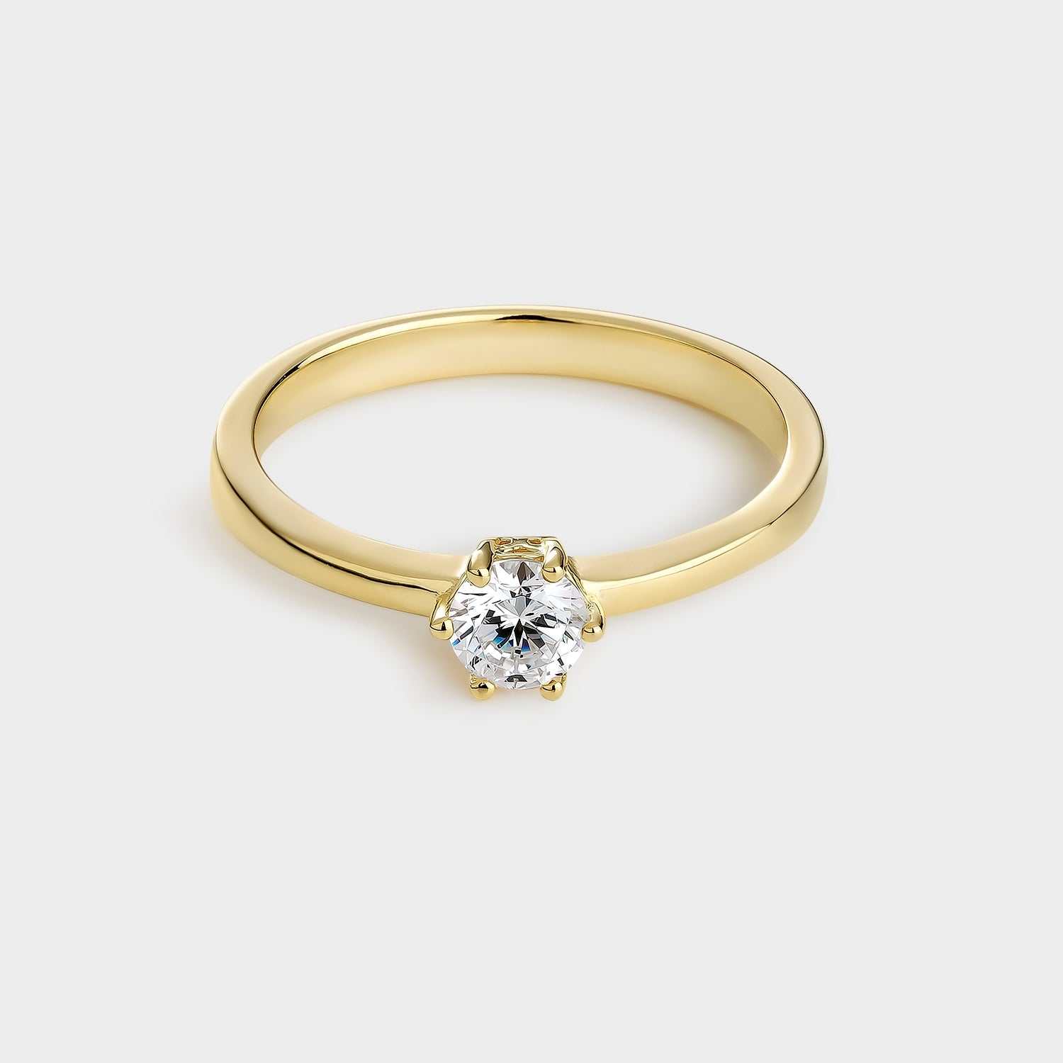 Anillo solitario de plata chapado en oro amarillo con circonita de 4,5 mm montada sobre 6 garras