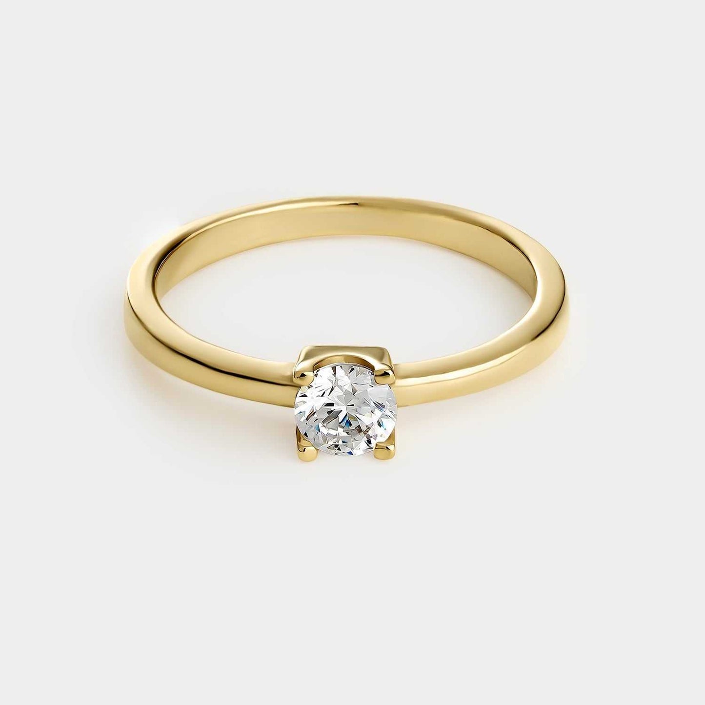 Anillo solitario de plata chapado en oro amarillo con circonita de 4,5 mm montada sobre 4 garras