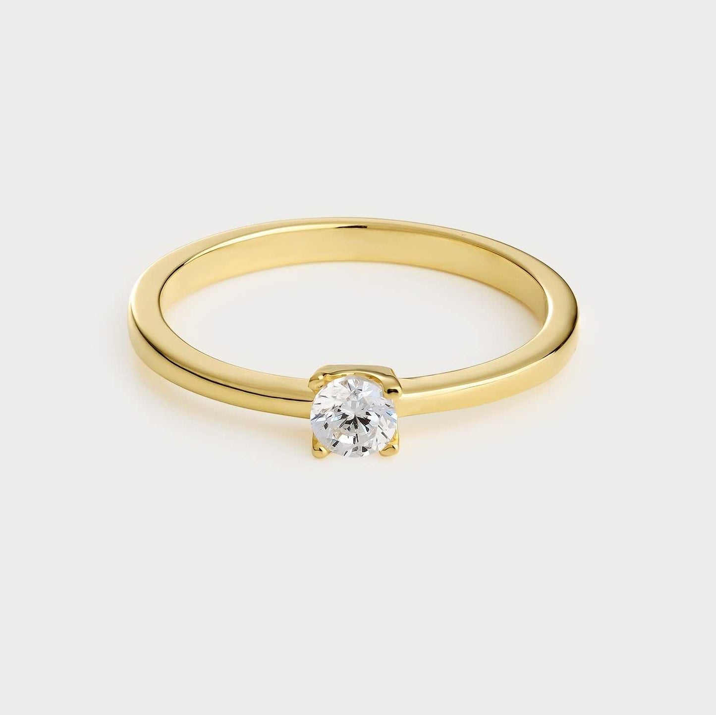 Anillo solitario de plata chapado en oro amarillo con circonita de 3,8 mm montada sobre 4 garras