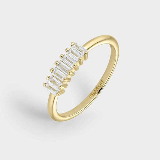 Anillo  de plata bañada en oro amarillo con circonitas rectangulares blancas.