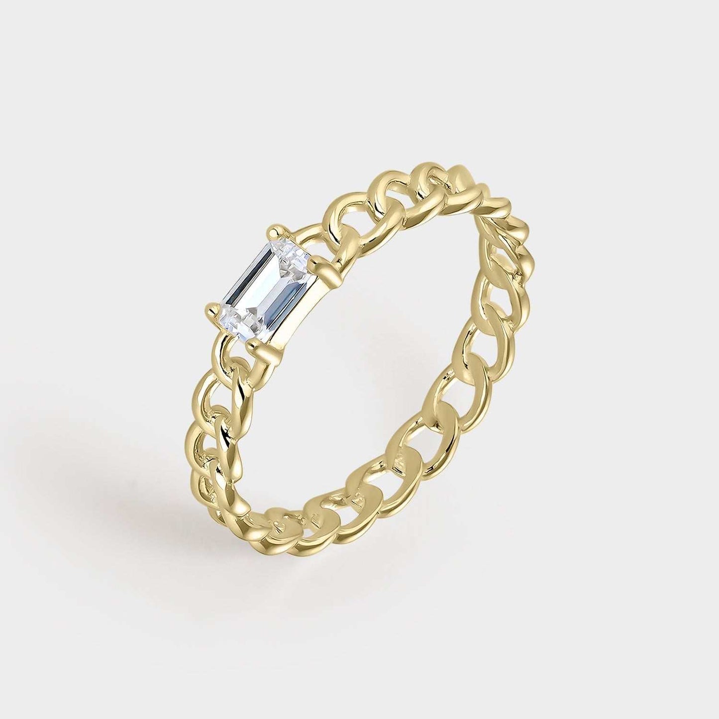 Anillo de plata bañada en oro amarillo con eslabones redondos entrelazados y circonita blanca rectangular engastada en 4 garras